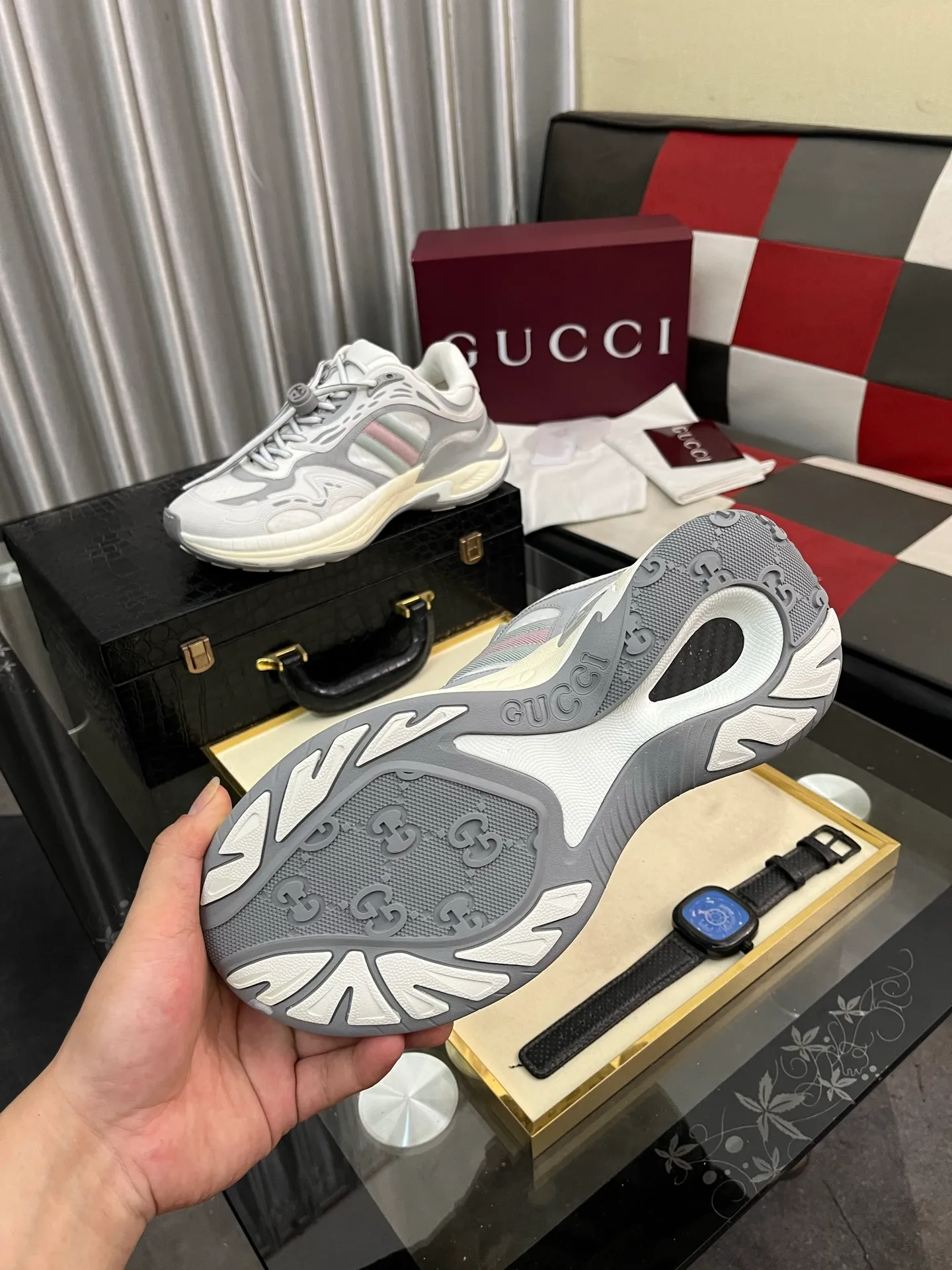 Men's men's shoes 💰1040⌚️⌚️GUCCI Gucci's new dad shoes 🇮🇹Top version🇮🇹🔜Purchasing level High version: The original disassembly took more than 3 months to develop 1:1, the version has been upgraded again, chips, packaging, imported mesh, all made with computerized cars Couple 👫 style 🔜Versatile in all seasons🔜 Fashion🔜 Personality 🔜Distinctive 🔵Full range of layouts, welcome to inquire for pictures Outsole: The latest original developed TPU vacuum Upper: Original mesh, super breathable 💯Full set of packaging Medium and low belt LOGO Size: Women's size 35-40 Men's size 38-45 (38 45 customized